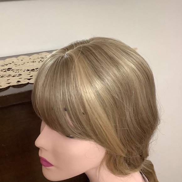 NEW Beautiful Golden Beige Wig - Picture 3 of 13